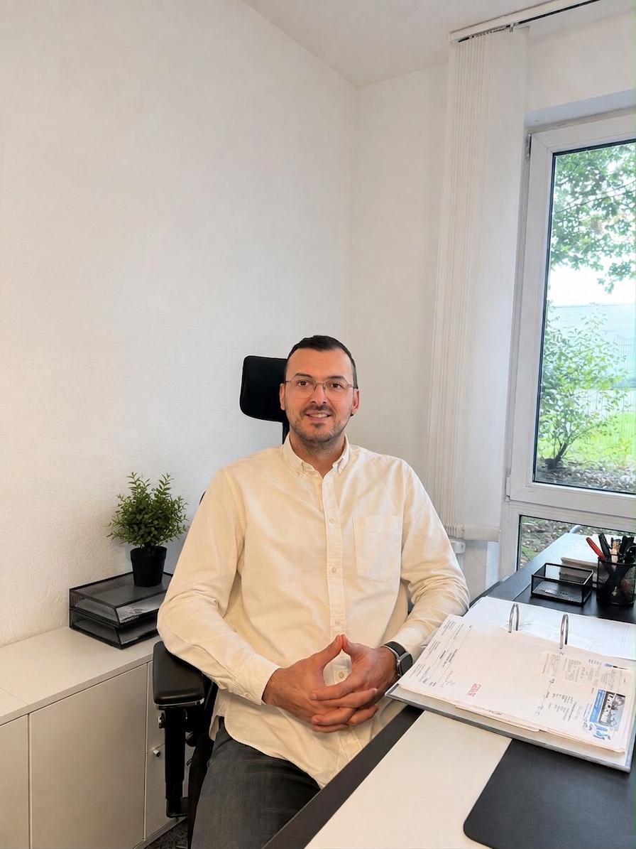 Mitarbeiter von MTHB an ihren Arbeitsplätzen im Büro in Bremen
