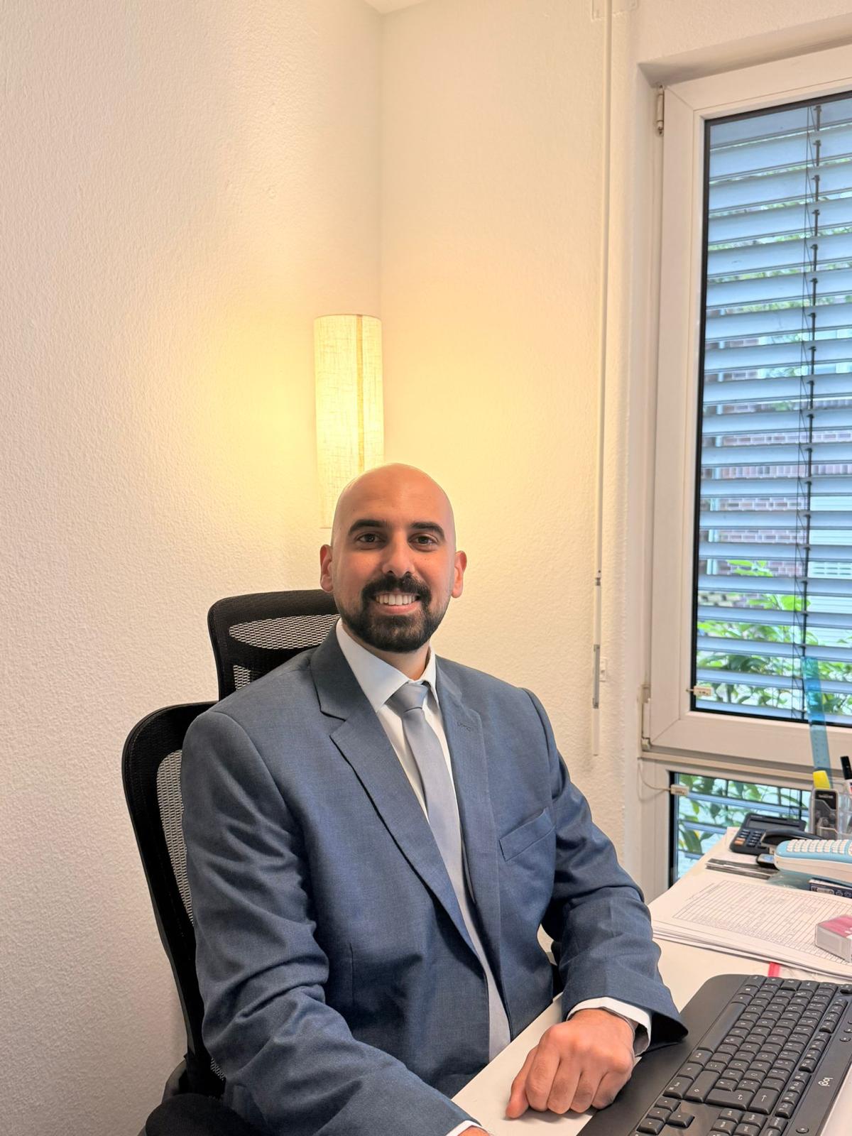 Mitarbeiter von MTHB an ihren Arbeitsplätzen im Büro in Bremen