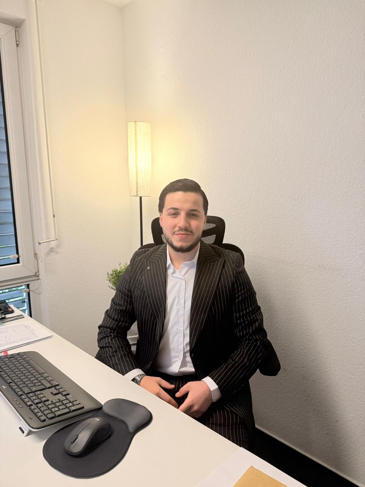 Mitarbeiter von MTHB an ihren Arbeitsplätzen im Büro in Bremen