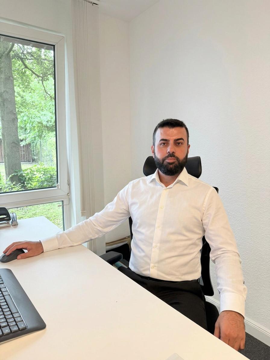 Mitarbeiter von MTHB an ihren Arbeitsplätzen im Büro in Bremen